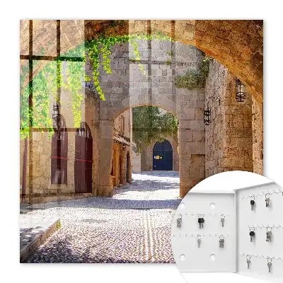 Skrzynka na klucze Kamienna uliczka z architekturą i zielenią