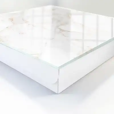 Ozdobna szafka na klucze Elegancja marmuru z brązowymi liniami