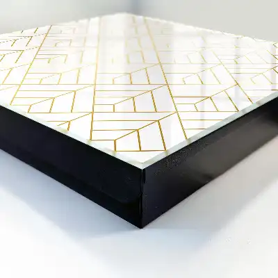 Dekoracyjna skrzynka na klucze Stylowa geometria w jasnych barwach