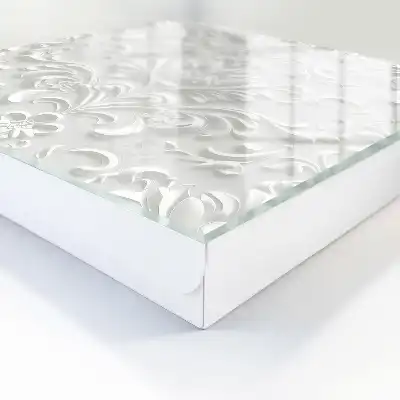 Dekoracyjna skrzynka na klucze z bogatym ornamentem i eleganckimi wzorami