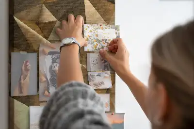 Tablica korkowa z motywem trójwymiarowej abstrakcji