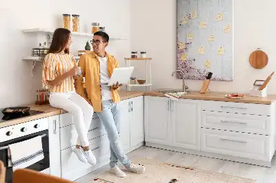 Tablica korkowa z wzorem kwiatów na drewnie