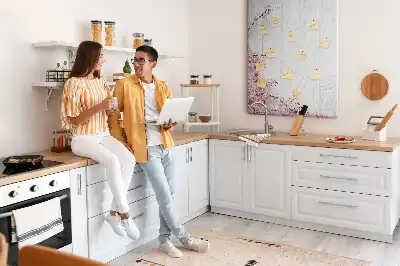 Tablica korkowa z wzorem kwiatów na drewnie