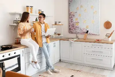 Tablica korkowa z wzorem kwiatów na drewnie