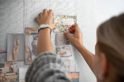 Tablica korkowa z wzorem kwiatów na drewnie