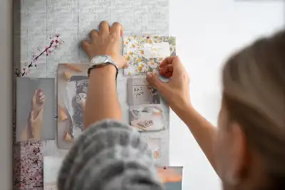 Tablica korkowa z wzorem kwiatów na drewnie