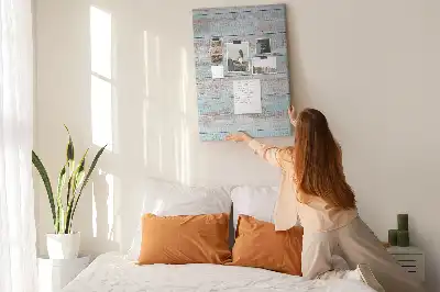 Tablica korkowa z motywem jasnych pastelowych desek