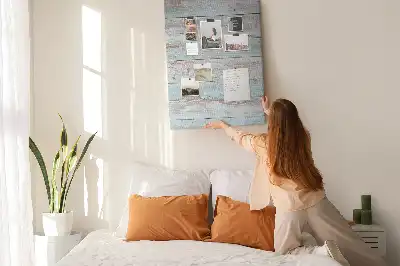 Tablica korkowa z motywem jasnych pastelowych desek