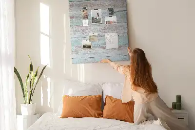 Tablica korkowa z motywem jasnych pastelowych desek