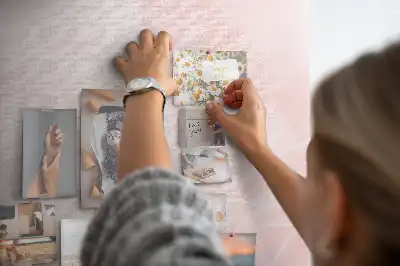 Tablica korkowa z motywem czerwonych róż