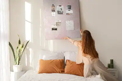 Tablica korkowa z motywem czerwonych róż