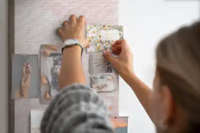 Tablica korkowa z motywem czerwonych róż