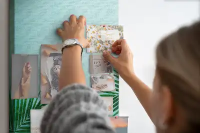 Tablica korkowa z motywem abstrakcyjnych artystycznych liści