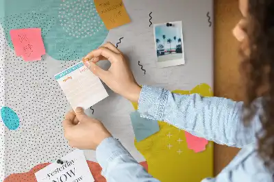 Tablica korkowa z abstrakcyjnym wzorem Doodle
