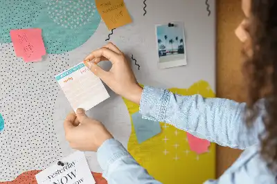 Tablica korkowa z abstrakcyjnym wzorem Doodle