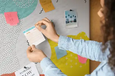 Tablica korkowa z abstrakcyjnym wzorem Doodle