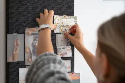 Tablica korkowa z wykończeniem z gładkiego płótna