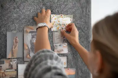 Kolorowa tablica korkowa o strukturze skalnej