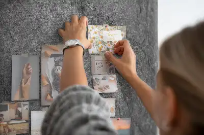 Kolorowa tablica korkowa o strukturze skalnej
