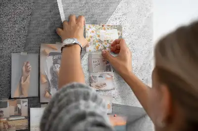 Tablica korkowa z motywem abstrakcyjnej geometrii