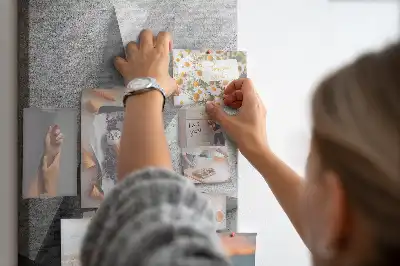 Tablica korkowa z motywem abstrakcyjnej geometrii