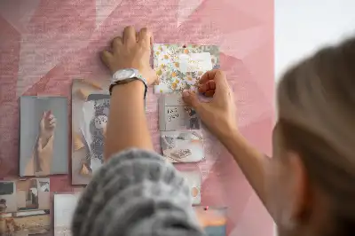 Tablica korkowa z symetrycznym wzorem