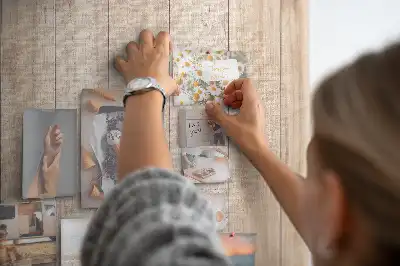 Tablica korkowa z motywem jasnych drewnianych desek