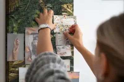 Tablica korkowa z motywem liści tropikalnych