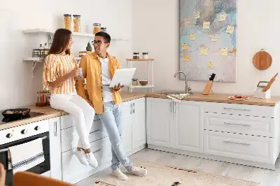 Tablica korkowa z abstrakcyjnym wzorem plam z tuszu