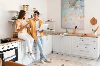 Tablica korkowa z abstrakcyjnym wzorem plam z tuszu