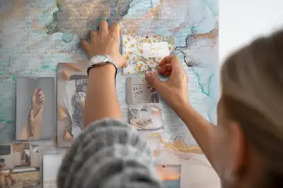 Tablica korkowa z abstrakcyjnym wzorem plam z tuszu