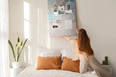 Tablica korkowa z abstrakcyjnym wzorem plam z tuszu