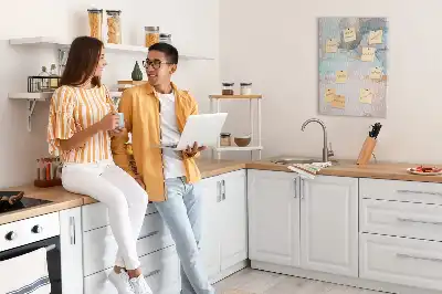 Tablica korkowa z abstrakcyjnym wzorem plam z tuszu