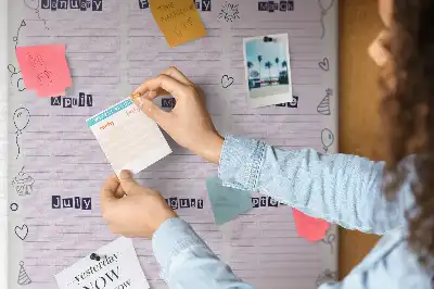 Tablica korkowa z planerem urodzinowym