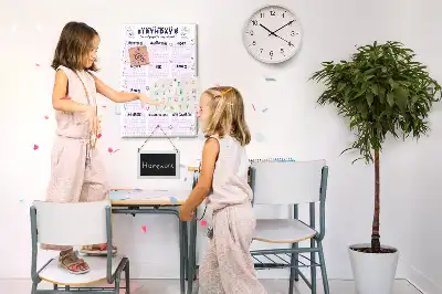 Tablica korkowa z planerem urodzinowym