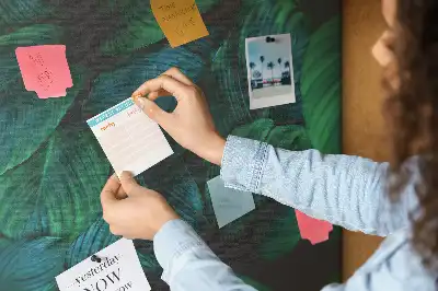 Tablica korkowa z motywem tropikalnych liści