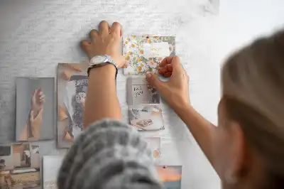 Kolorowa tablica korkowa z teksturą marmuru