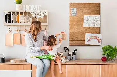 Tablica korkowa z drewnianych paneli