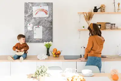 Tablica korkowa z wzorem głębokiego ciemnego marmuru