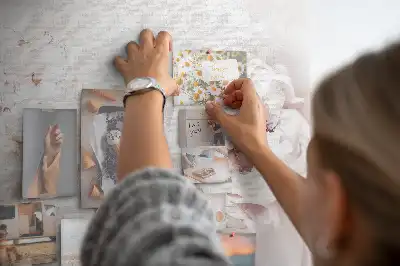 Kolorowa tablica korkowa z motywem kwiatów piwonii