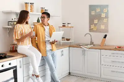 Kolorowa tablica korkowa w wielobarwnej palecie