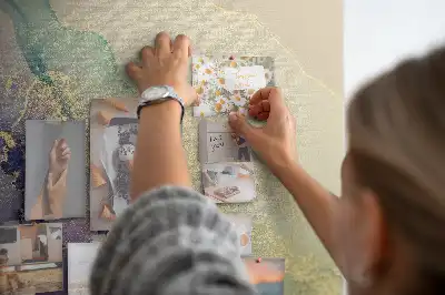 Kolorowa tablica korkowa wzór błyszczący marmur z brokatem