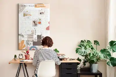Kolorowa tablica korkowa z rozpiską na miesiąc