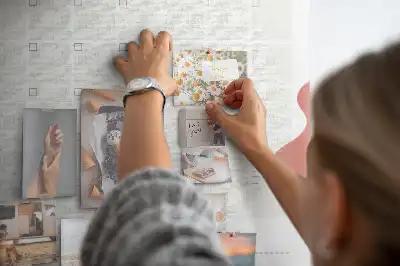 Kolorowa tablica korkowa z rozpiską na miesiąc