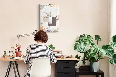 Kolorowa tablica korkowa z rozpiską na miesiąc