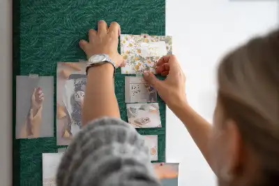 Tablica korkowa z kolorowym wzorem liści