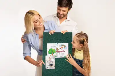 Tablica korkowa z kolorowym wzorem liści