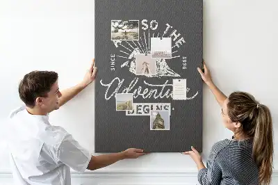 Kolorowa tablica korkowa z plakatem w stylu retro