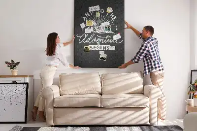 Kolorowa tablica korkowa z plakatem w stylu retro