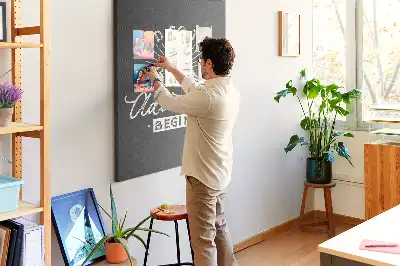 Kolorowa tablica korkowa z plakatem w stylu retro